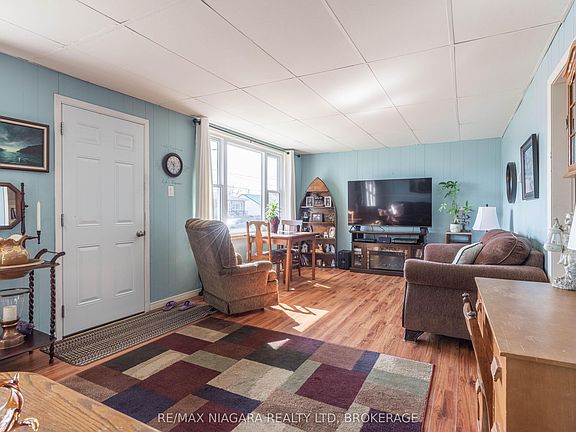 4th image of 42 Douglas St