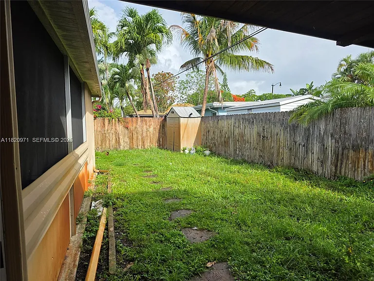 1101 NE 23rd Pl — Photo 2