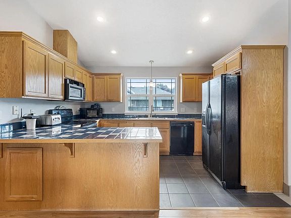 4th image of 125 Lexington Ct