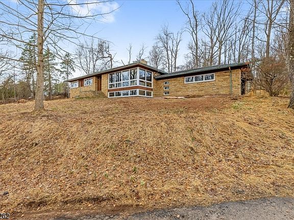 2nd image of 42 Stouts Rd