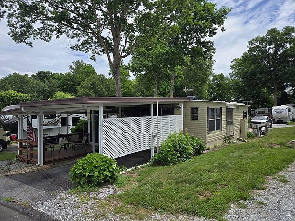3rd image of 140 Jaymar Park Dr