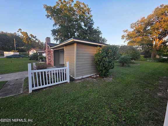 3rd image of 2841 DAFFODIL Circle W