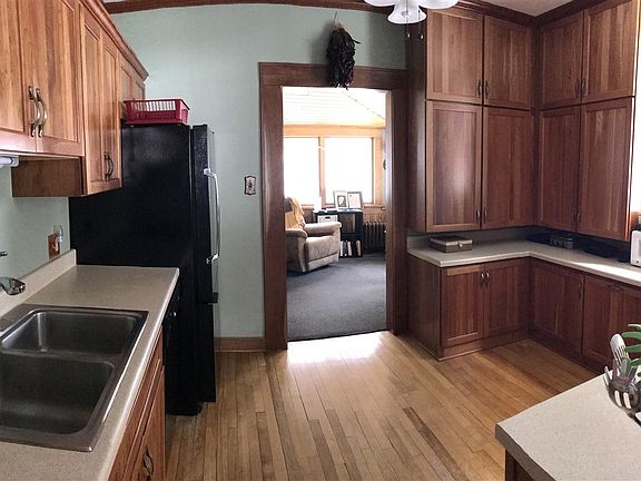 5th image of 303 Agate St