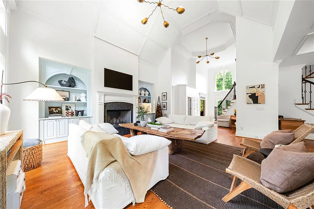5 bed, 6743 sqft, $6,900 — Photo 3