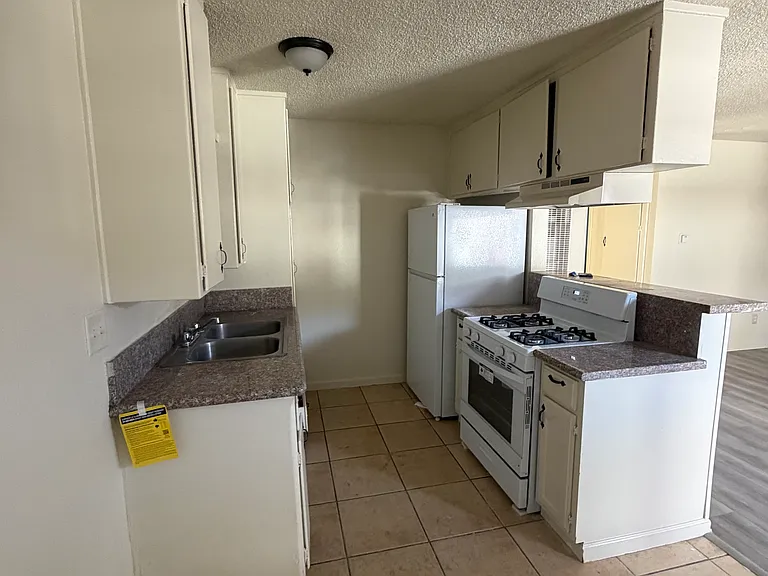 1619 E Eureka St #11 — Photo 6