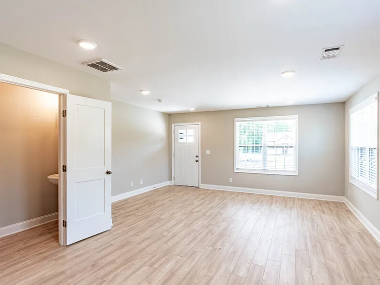 211 E Adams Ave — Photo 5