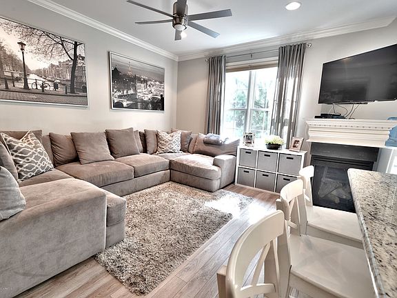3rd image of 195 Deepwater Cir