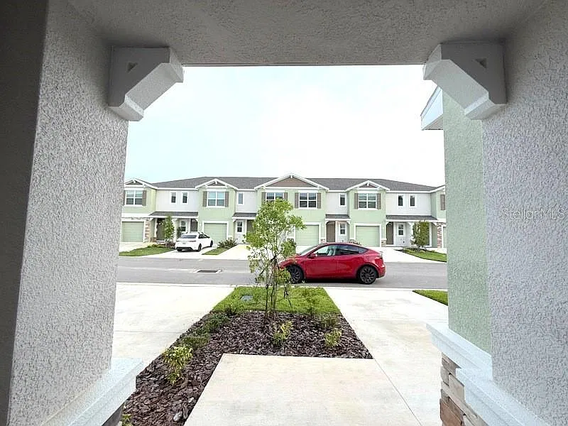 3 bed, 2.5 bath, 1673 sqft, $2,400 — Photo 4