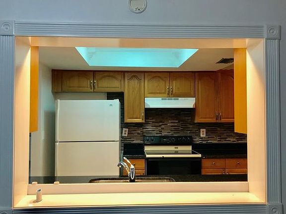 Pass through from Kitchen to Dining Room