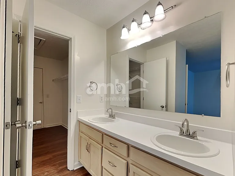 300 Ella St — Photo 11