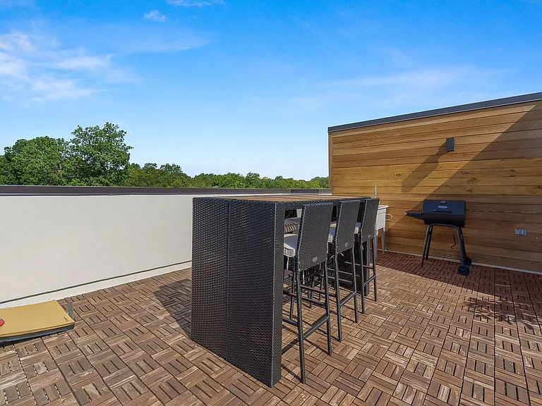 512 Avenue L — Photo 3