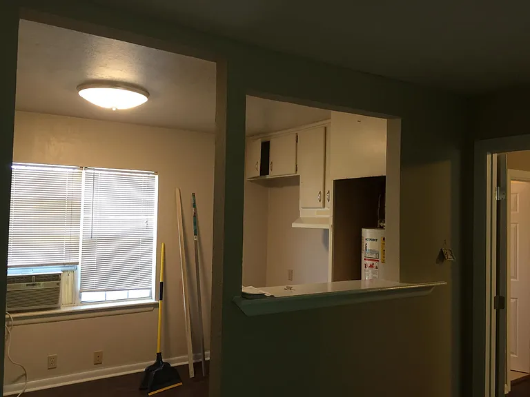 102 W Linn St #4 — Photo 3