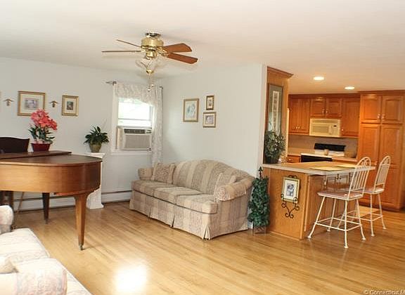 Open floor plan - living ro...