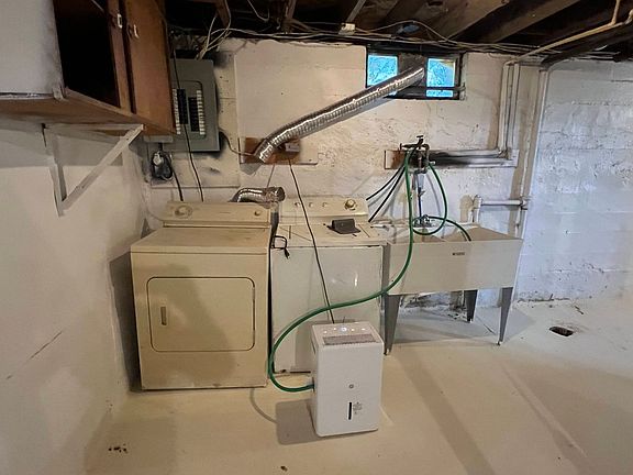 4th image of 829 Huron Ave
