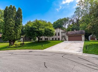 19135 Maple Leaf Dr, Eden Prairie, MN 55346