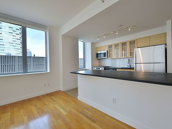 5th image of 88 Leonard St APT 2006