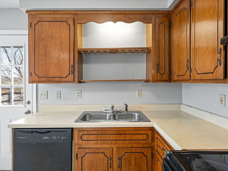 Kingsbury Dr - 923 — Photo 12