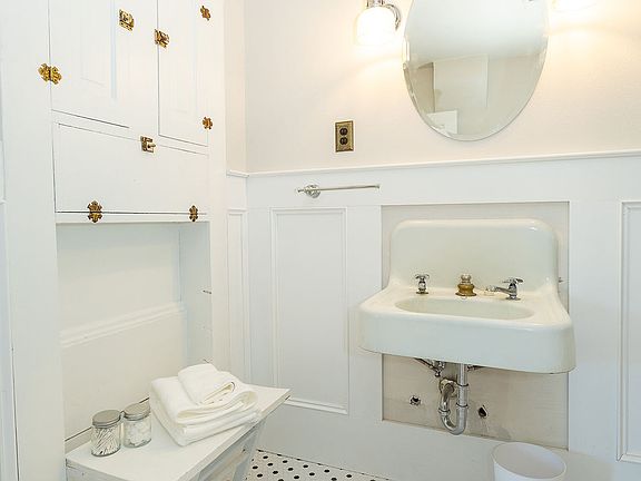 3rd image of 101 N Meridian St #2