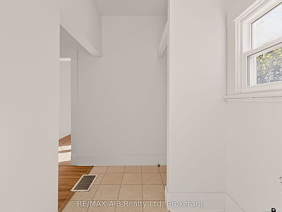 5th image of 176 Sterling St