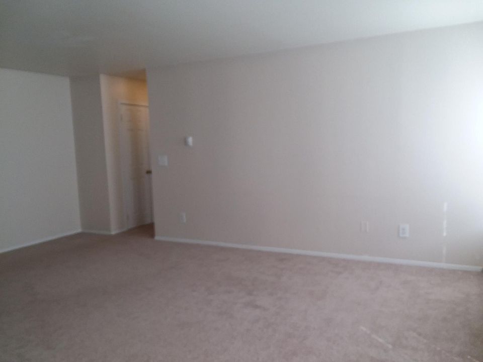 1st image of 1 On The Grn APT 4