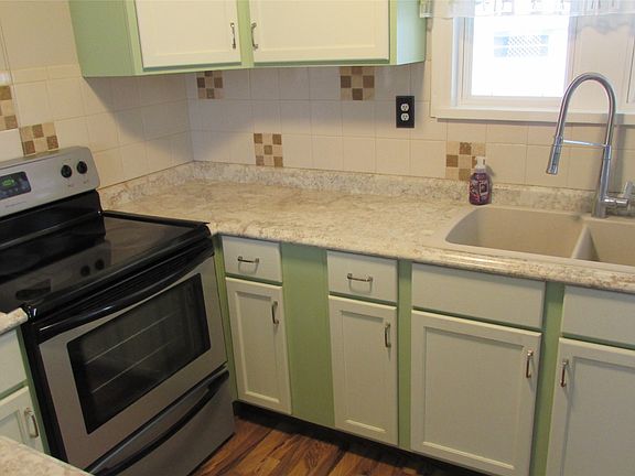 3rd image of 905 E Montgomery St