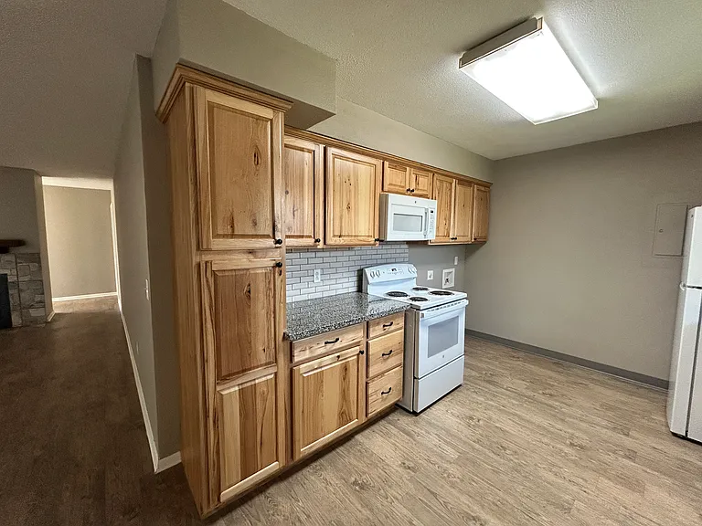 8219 Elkridge Ave — Photo 6