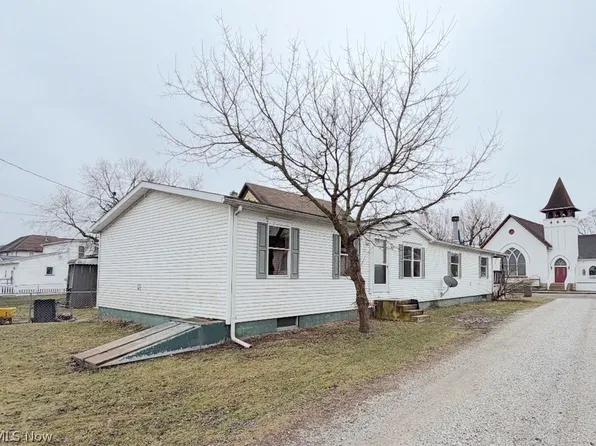 527 W 3rd St, Uhrichsville, OH 44683