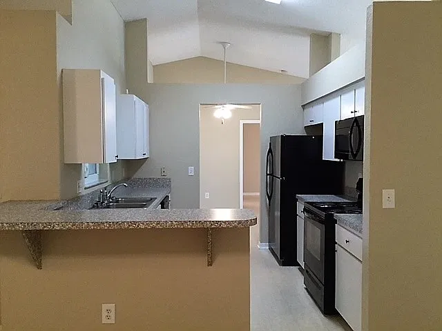 4 bed, 2.0 bath, 1732 sqft, $2,310 — Photo 4