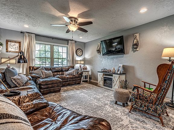 3rd image of 1435 Lakehurst Dr