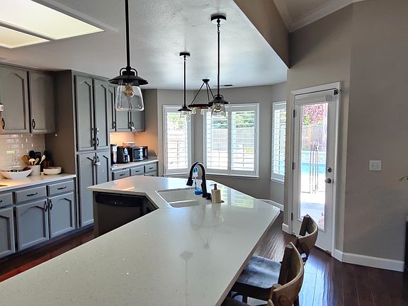 4th image of 2076 Mesa Ave