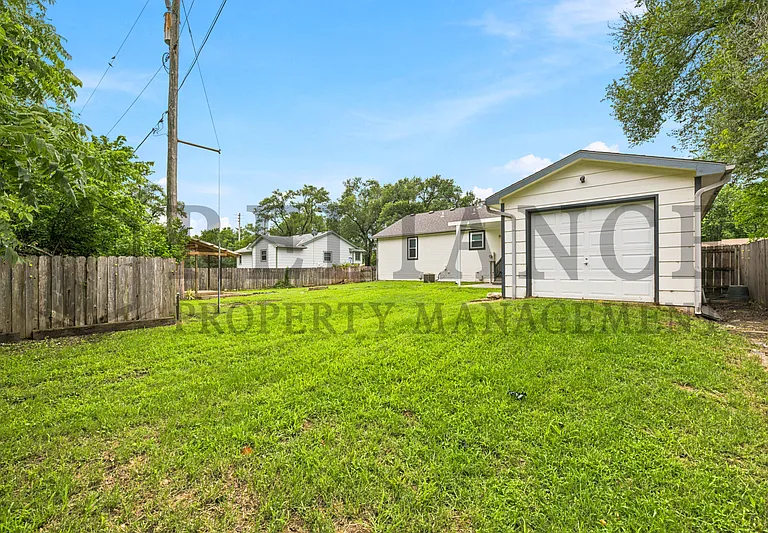 516 N Lakeside Dr — Photo 7