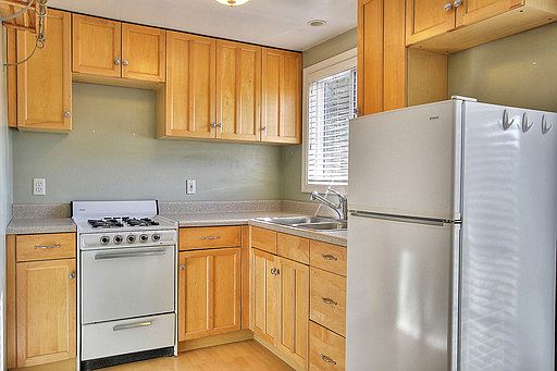 2nd image of 909 W Micheltorena St