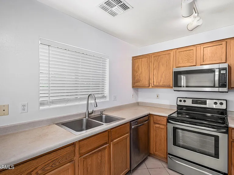 1525 W Burgess Ln — Photo 12