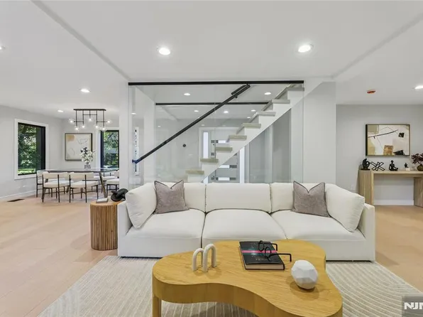 29 Woodland Park Dr, Tenafly, NJ 07670