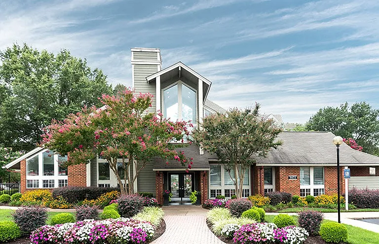 Broadmoor Apartments — Photo 1