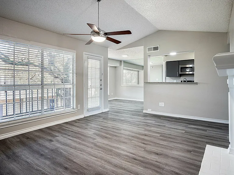 Lavish - Livingroom (2nd floor)