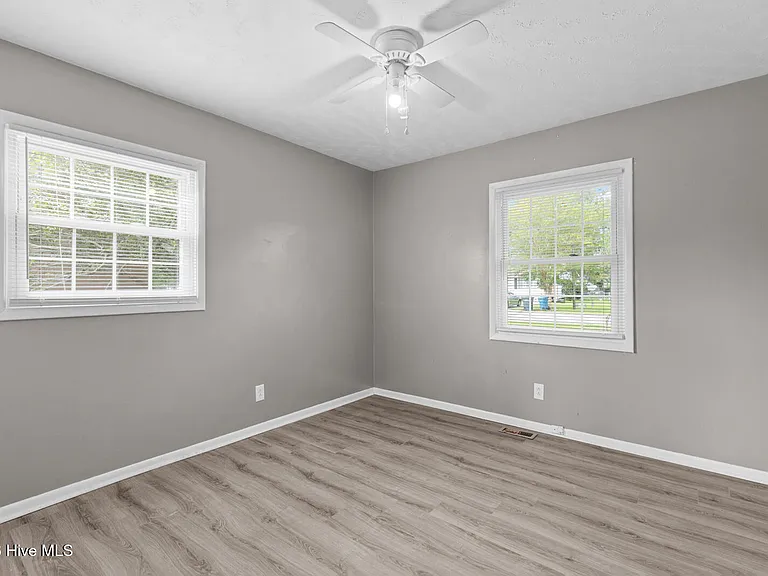 105 Valley Ct — Photo 14