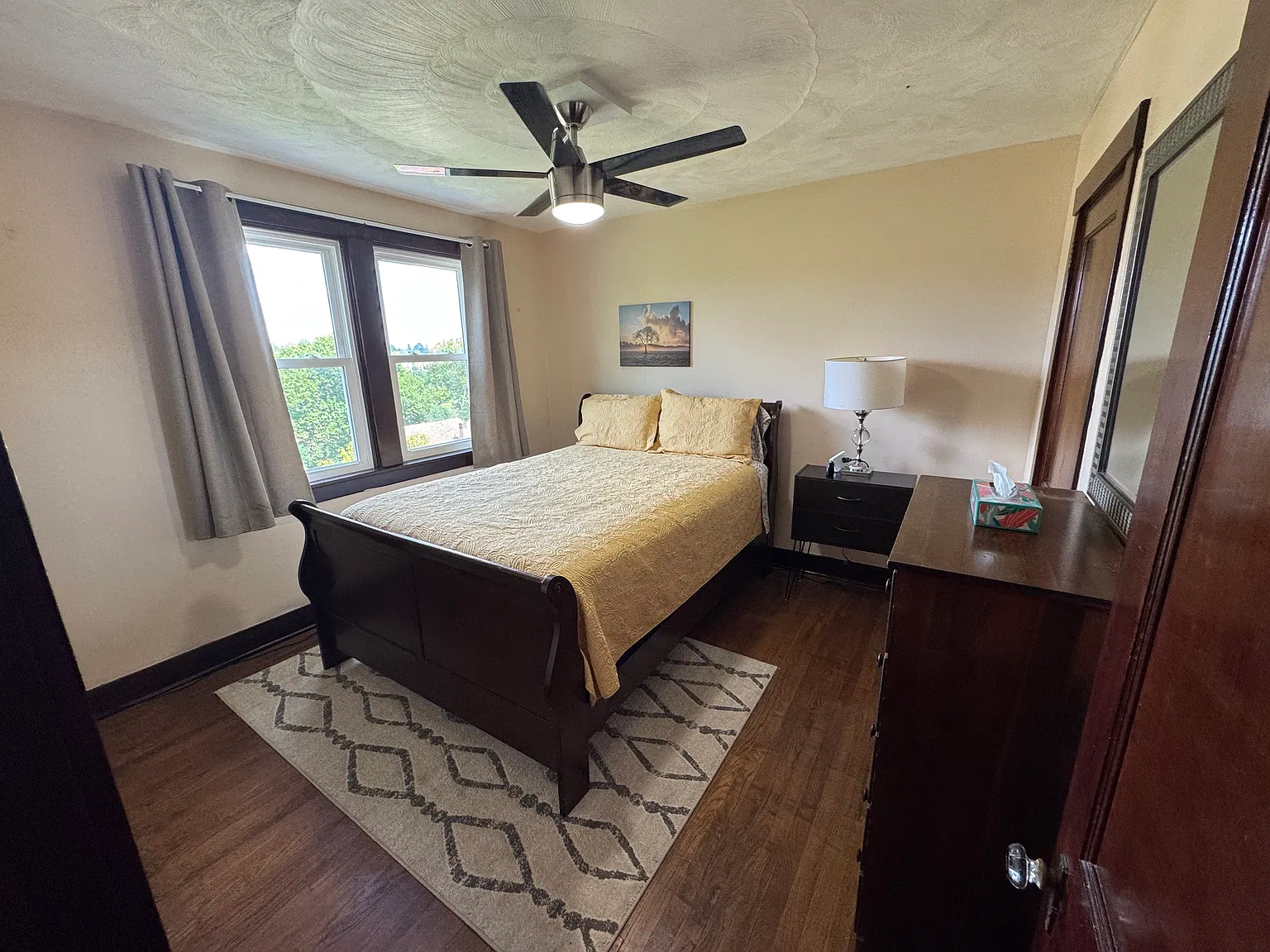3 bed, 1300 sqft, $2,200 — Photo 4