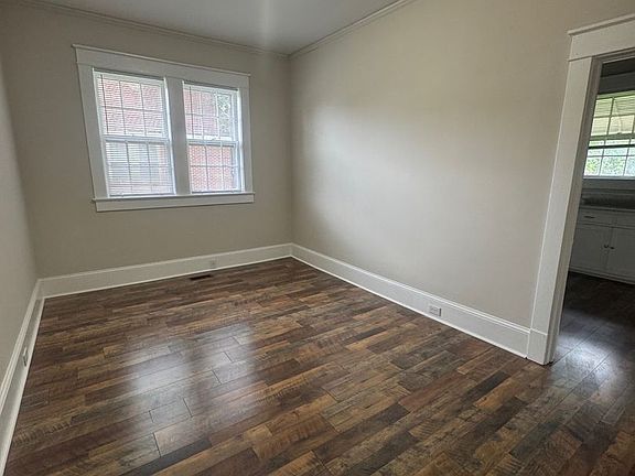 5th image of 406 Bond Ave