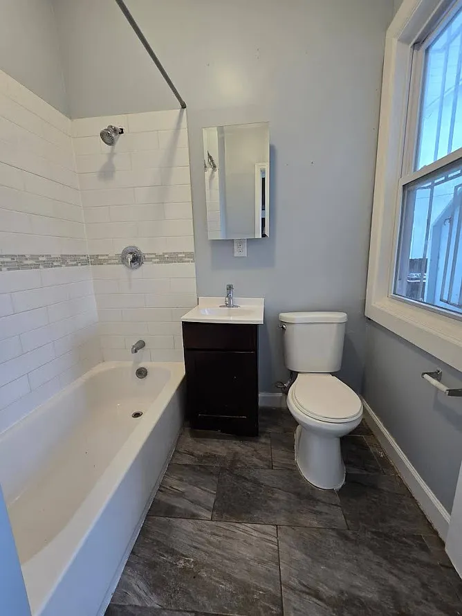 Building Photo - 132 N Grove St #11A