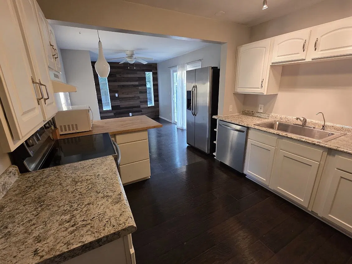 3 bed, 1328 sqft, $1,450 — Photo 2