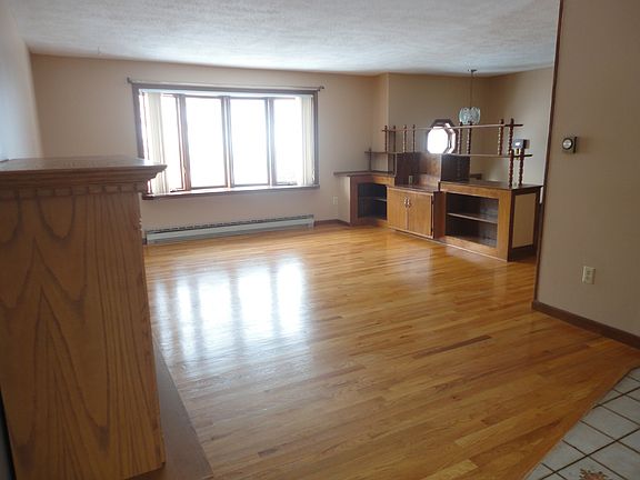 3rd image of 5319 Montrose Tpke
