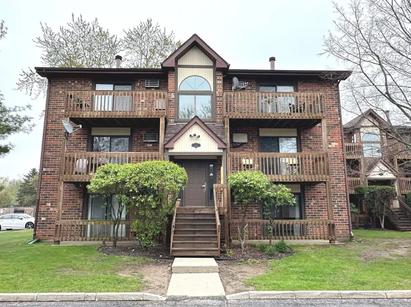 431 Berkshire Dr APT 12, Crystal Lake, IL 60014