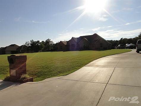 Plenty of parking in the long drive way