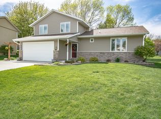 424 Stonehaven Ln NE, Cedar Rapids, IA 52402