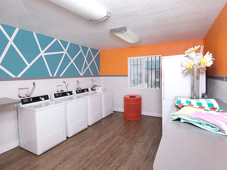 Fifteen 50 Apartments - Laundry Facility