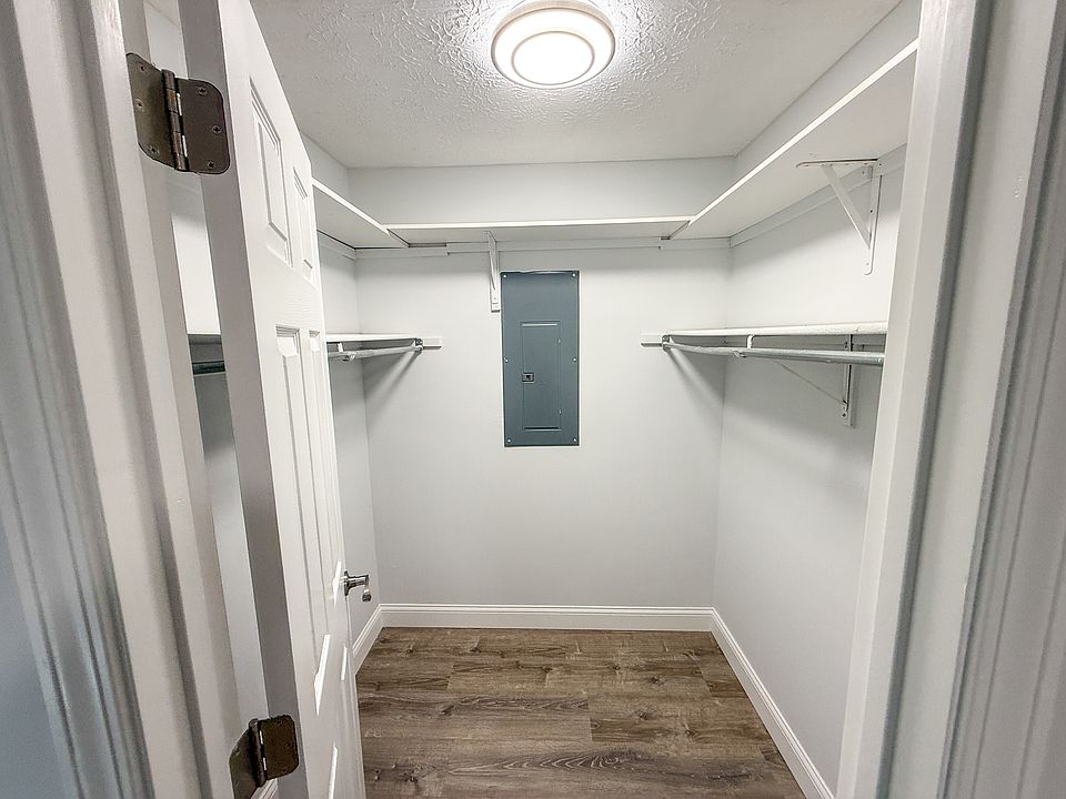 1st image of 400 Sherwood Green Ct #400