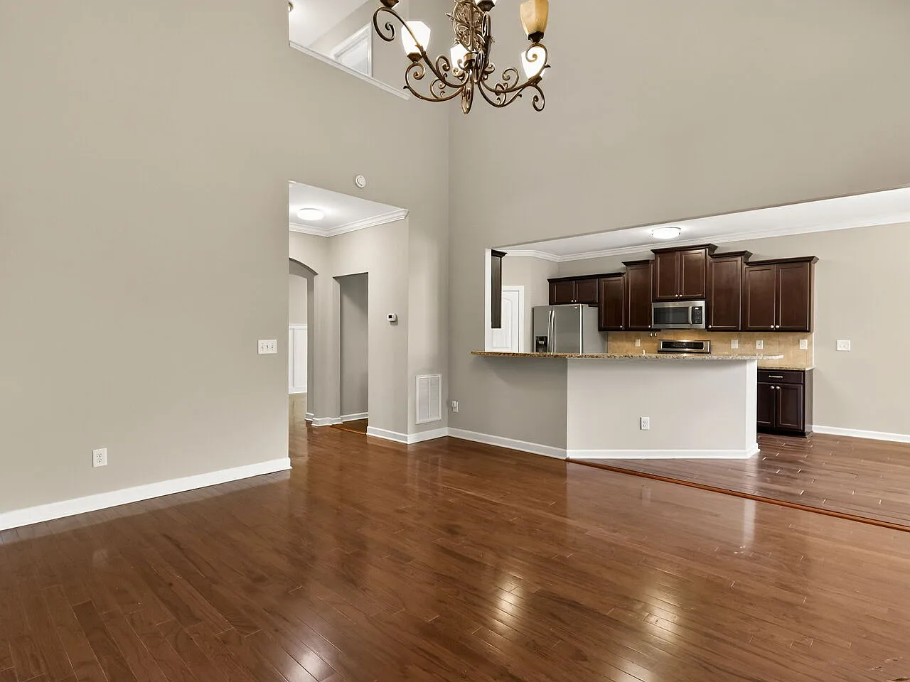 5 bed, 3.5 bath, 3311 sqft, $3,195 — Photo 2