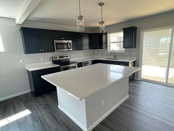 5th image of 669 Hillcrest Dr