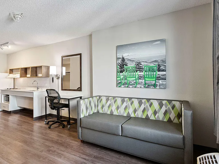 1 Bedroom Suite - 1 Queen Bed